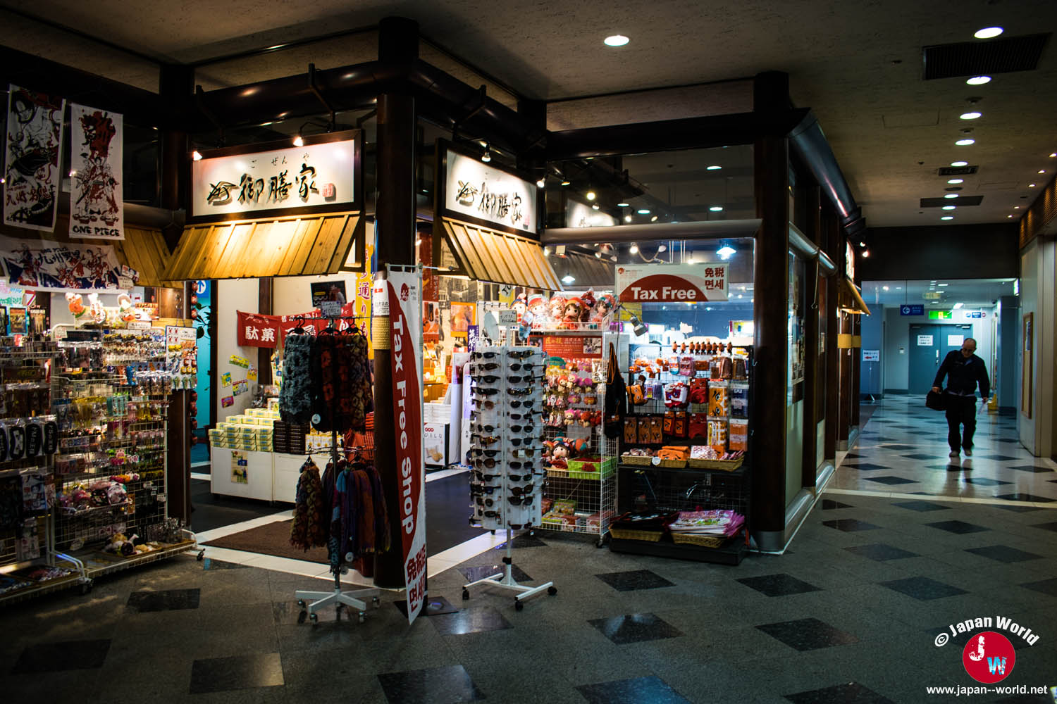 Boutique de souvenirs Hakata et commerces à l'intérieur de la Fukuoka Tower